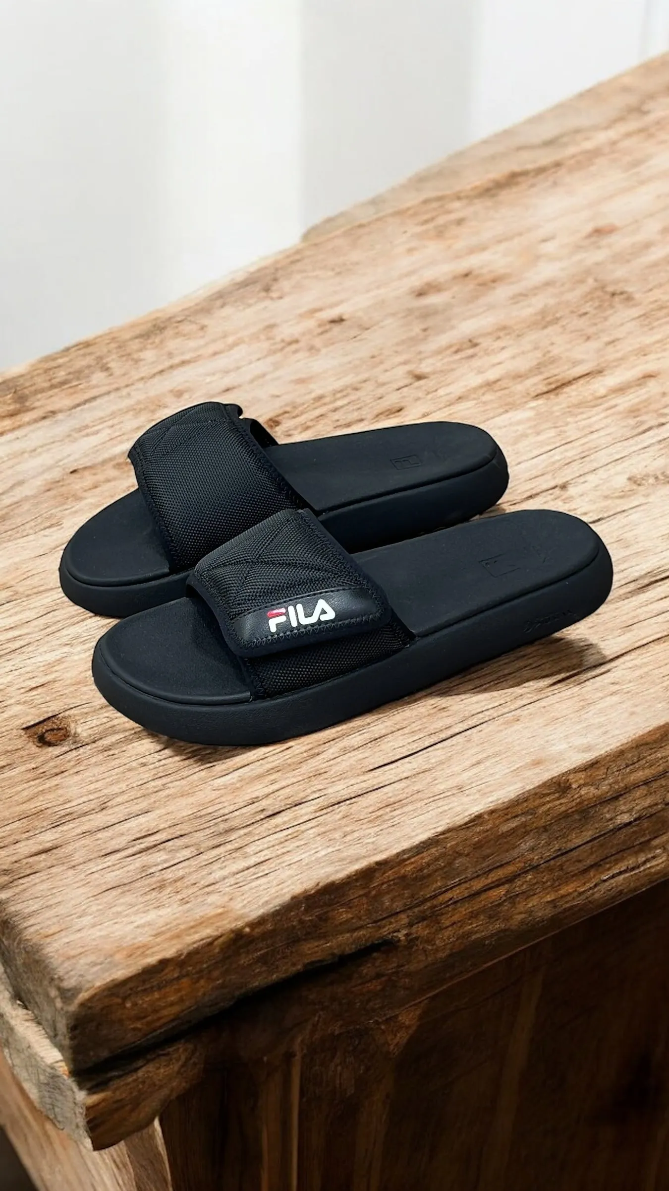 FILA LOGO DETAIL UNISEX SLIDE IN BLACK