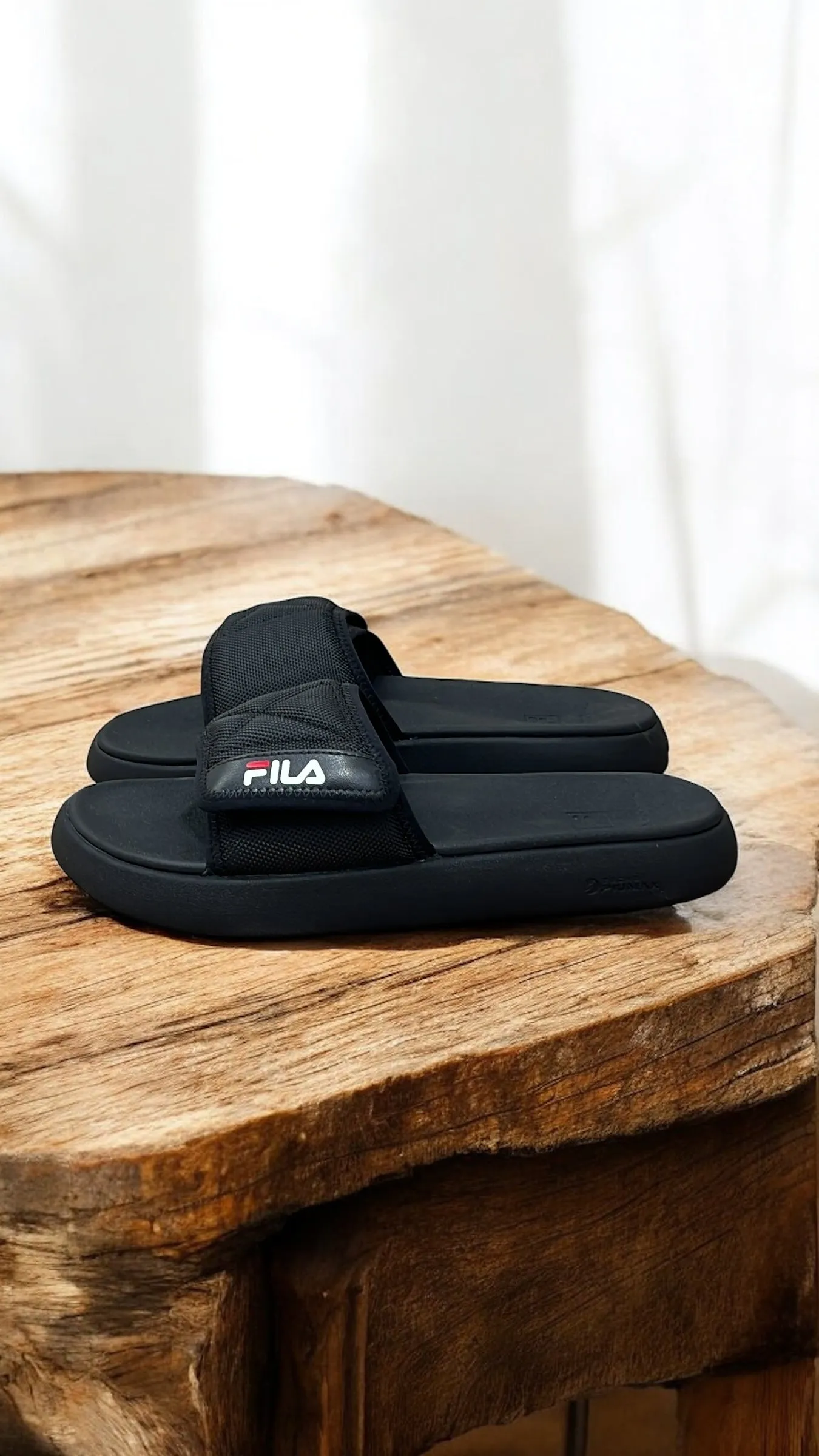 FILA LOGO DETAIL UNISEX SLIDE IN BLACK