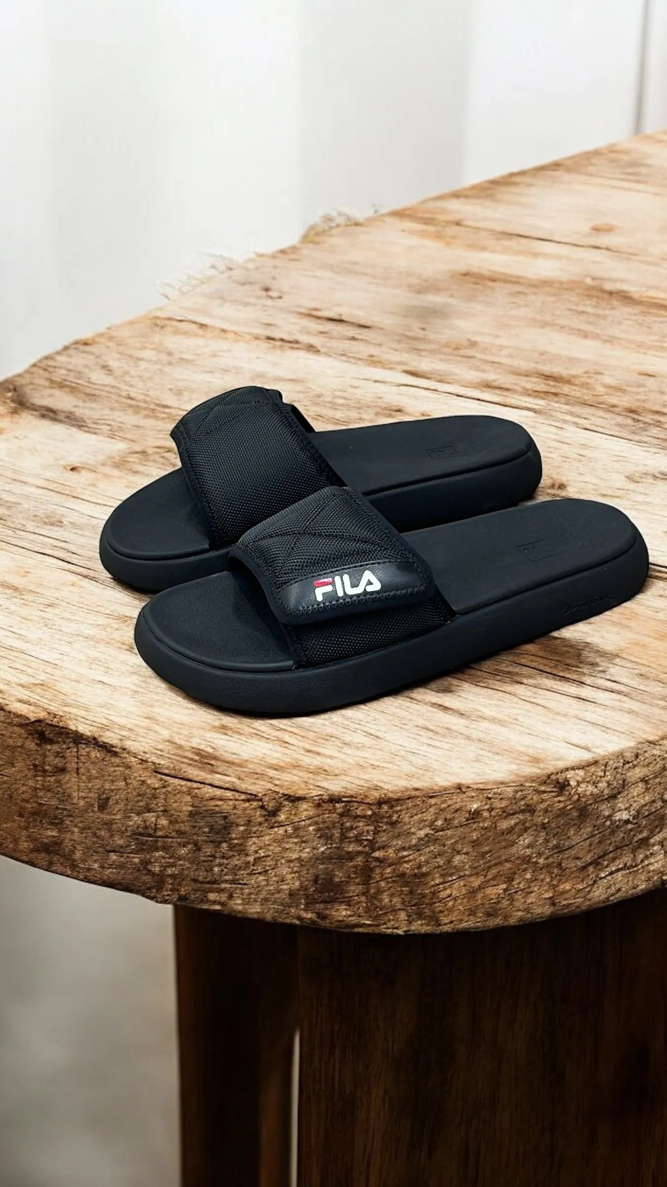 FILA LOGO DETAIL UNISEX SLIDE IN BLACK