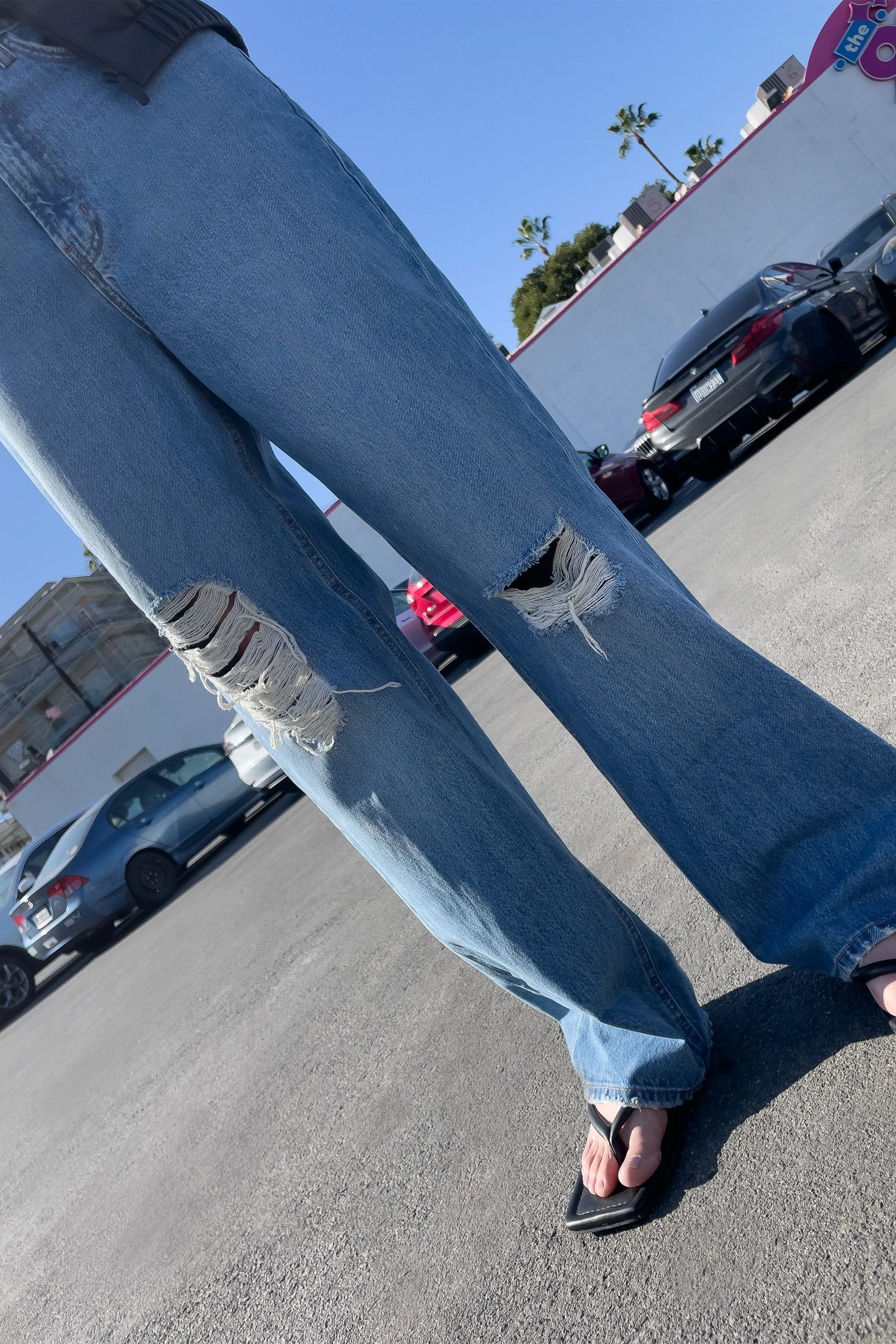 RELAXED STRAIGHT LEG JEAN